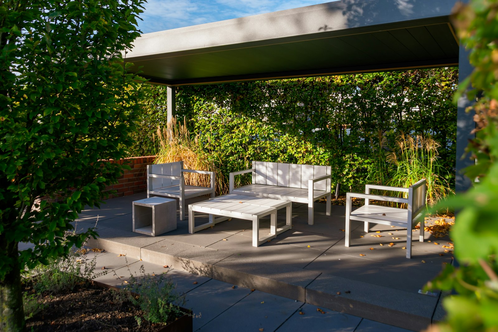 Overdekte buitenlounge met tuinmeubels
